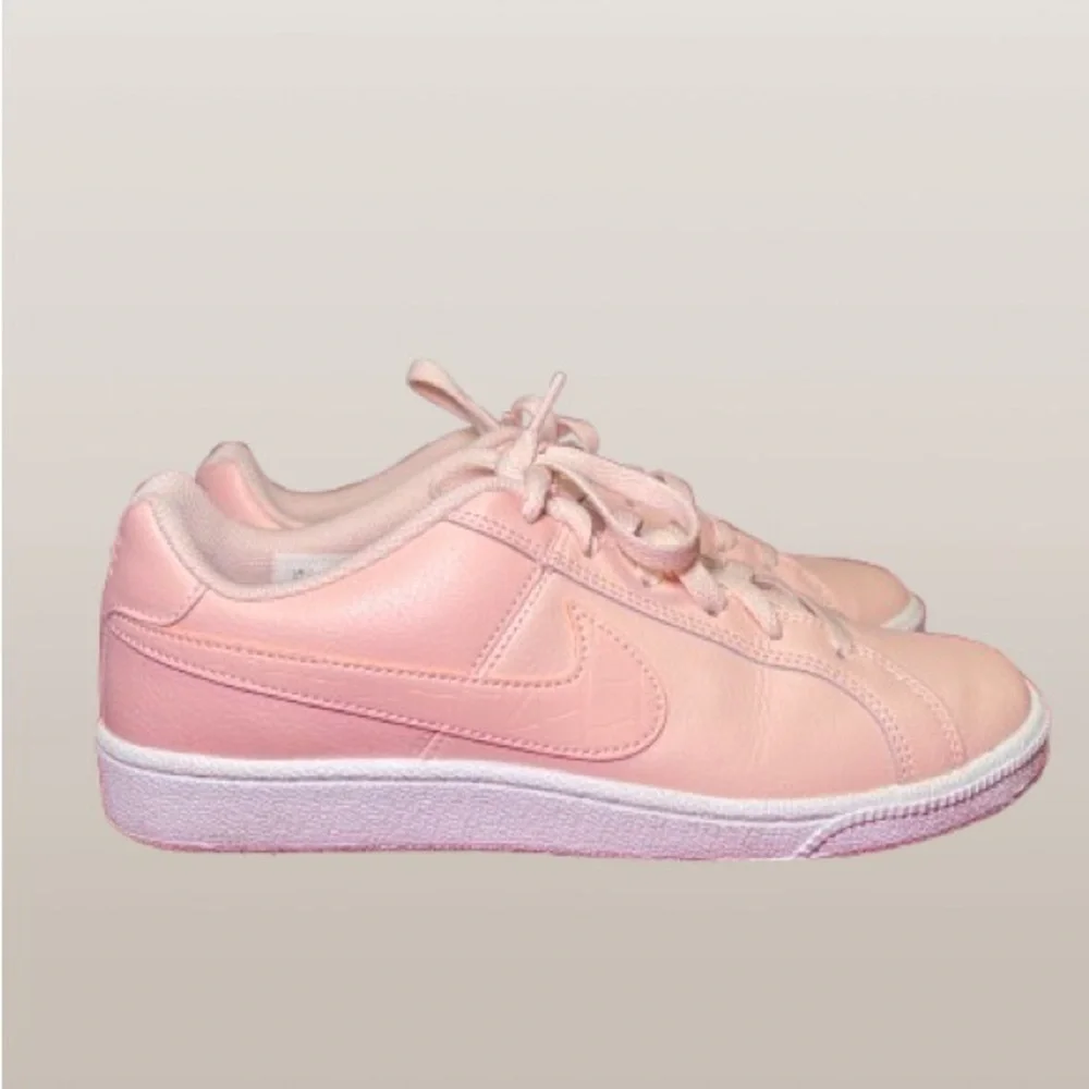 Nike Women's Peach Sneakers